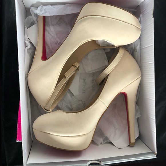 Signature Sole Pumps - Picture 5 of 8